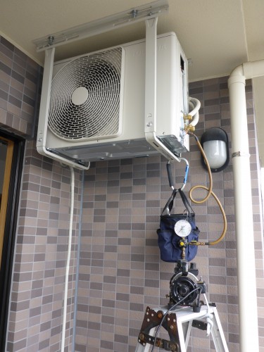 マンションエアコン室外機天吊り 電気科の先生のお家でエアコン 